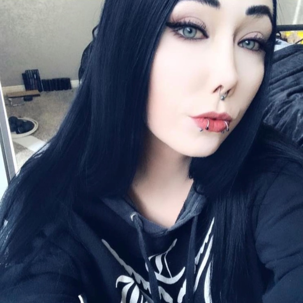 Meet your Posher, Amber 🧛🏻‍♀️🦇🌙🥀